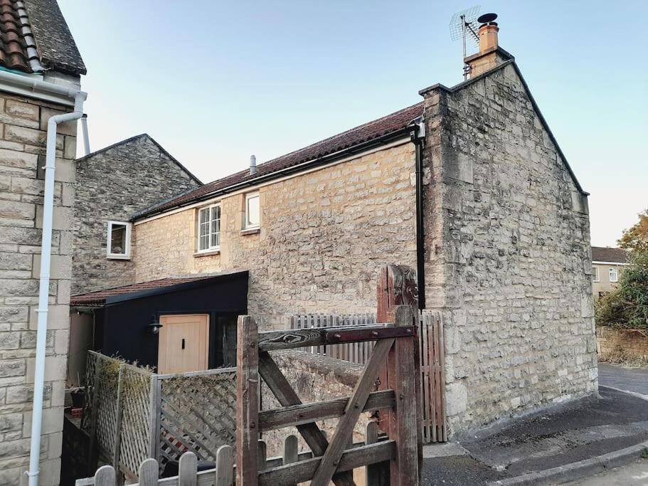 Converted Barn In Bath Bagian luar foto