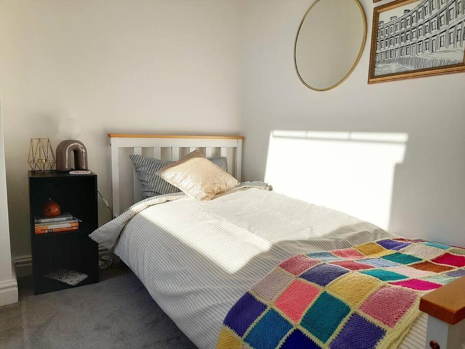 Converted Barn In Bath Bagian luar foto