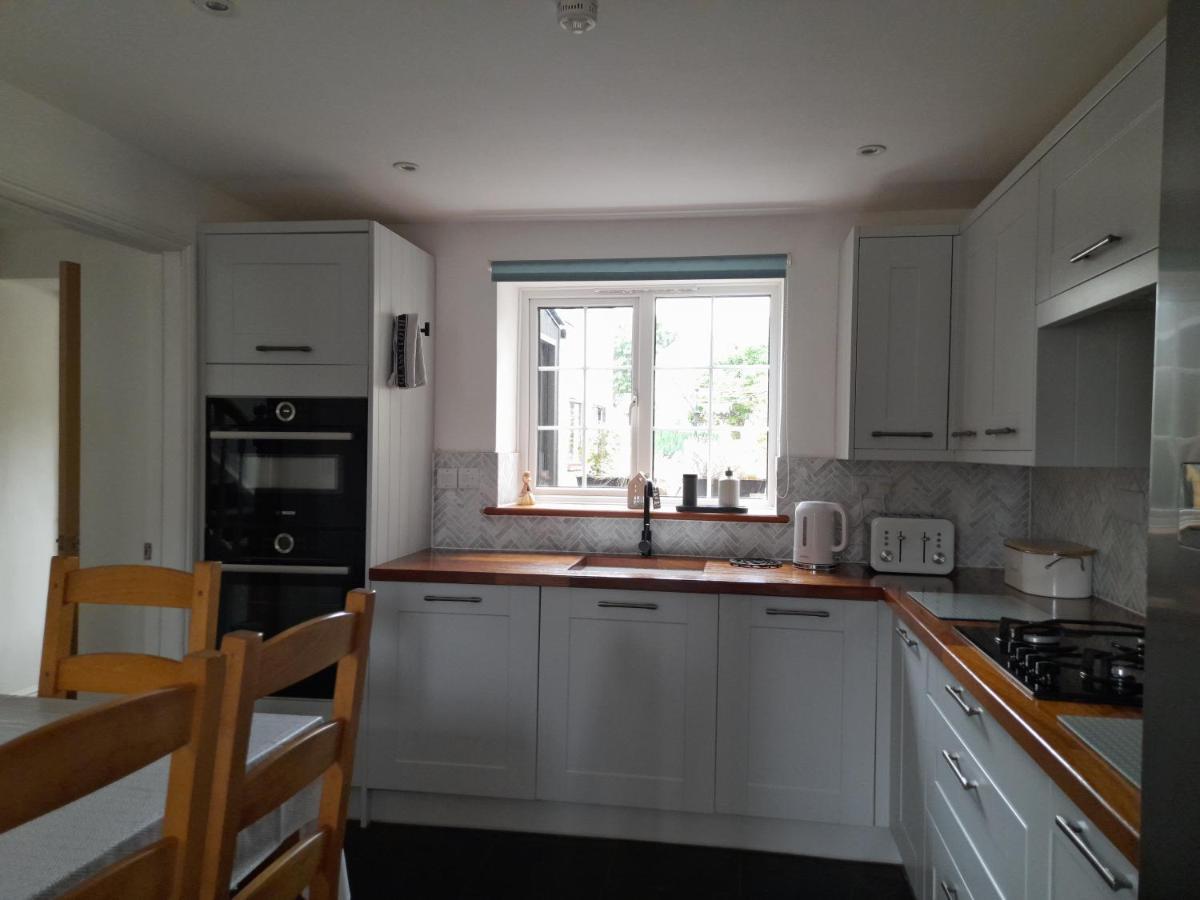 Converted Barn In Bath Bagian luar foto